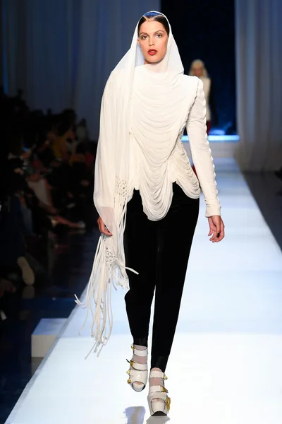 Look 16